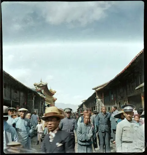 A crowded city street in Yunnan province in the eyes of Sofia Yablonska