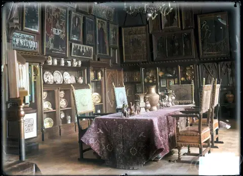 Large green living room of Hanenko museum in the 1920s.