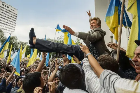 Dissident Lukyanenko in the hands of the people on the day Ukraine regained independence in 1991
