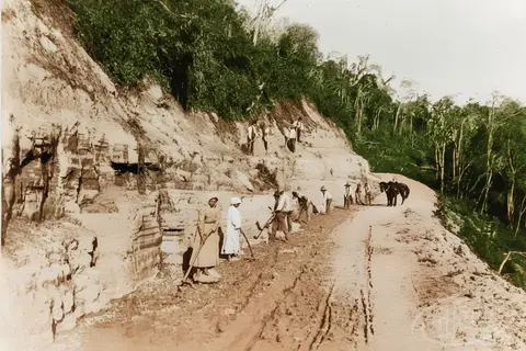 Construction of the first roads in the state of Paraná, in the Brazilian jungle, by Ukrainian immigrants