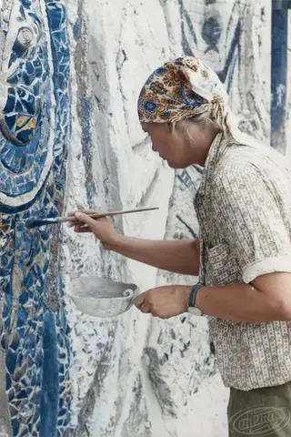Алла Горська за роботою на риштуванні мозаїки